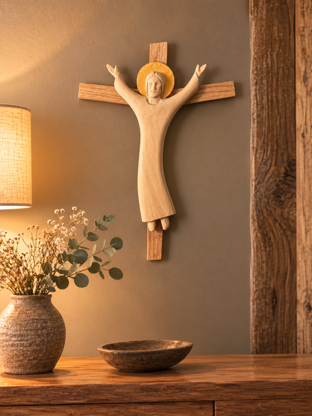 Croix sculptée Christ Ressuscité