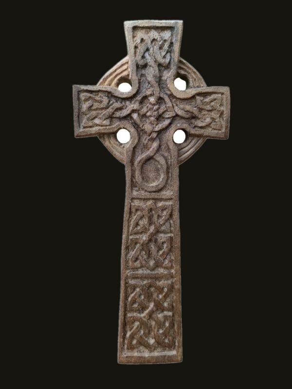“Croix Celitique en Bois de Noyer”, sculpture de Paul Crochat