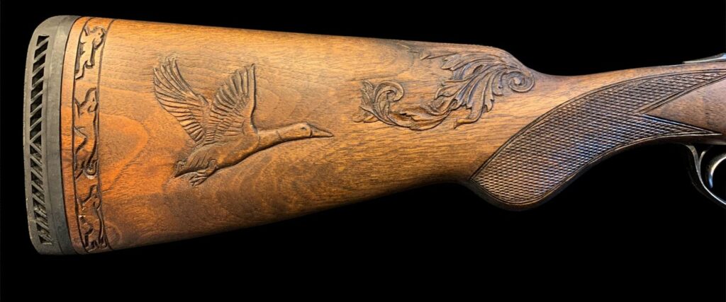 Crosse de fusil sculptée, vues recto et verso côte à côte