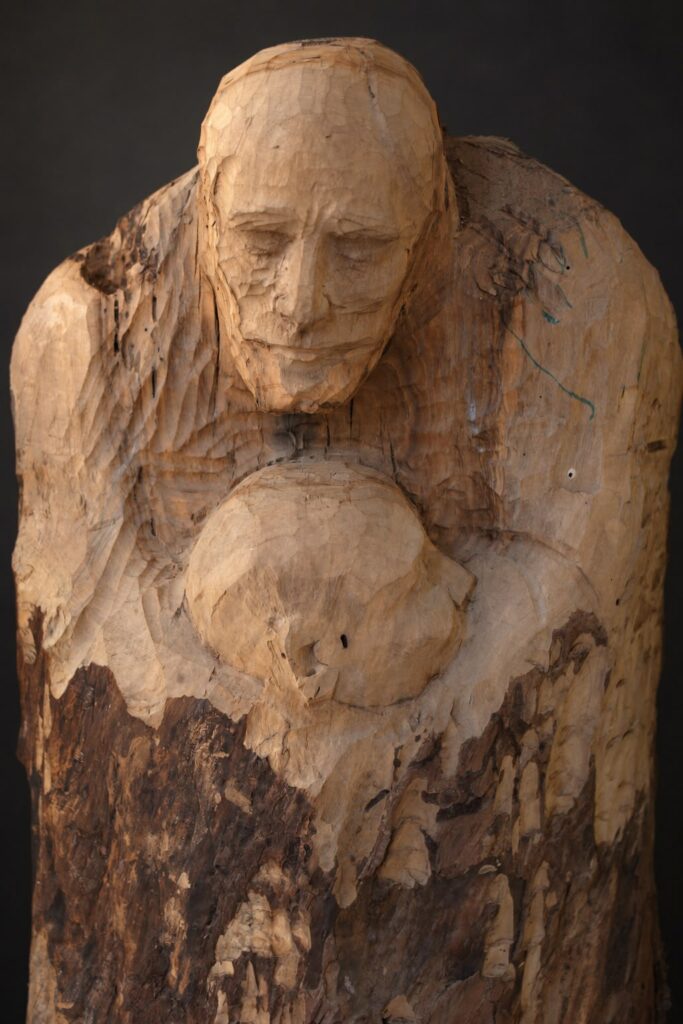 Détail d une sculpture monumentale en bois, taillée directement dans le tronc